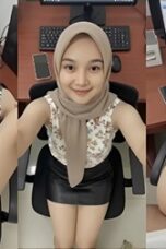 Hijab Kantoran Ketagihan Diglir Sama Temen Kantor